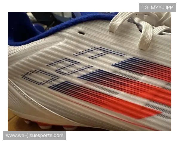 与足球队联名的球星合作款鞋品成潮流新宠引领时尚潮流风向