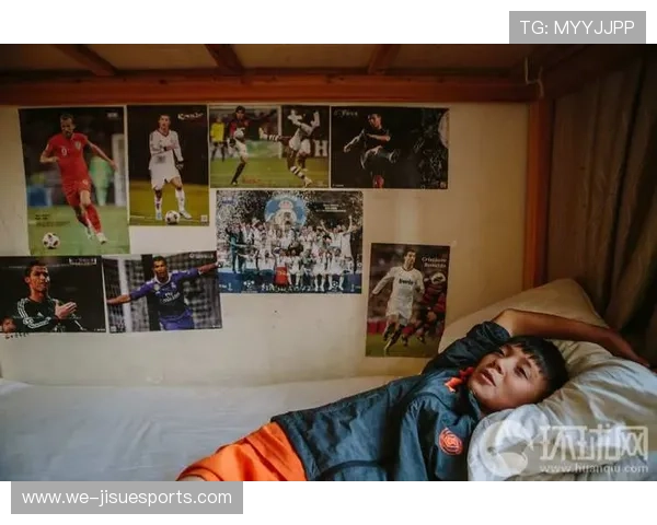 从赛场到日常全面解读足球球星的职业轨迹与生活点滴