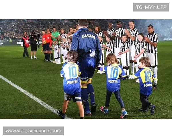 足球巨星告别时刻回顾：那些难忘的告别瞬间与感动场面