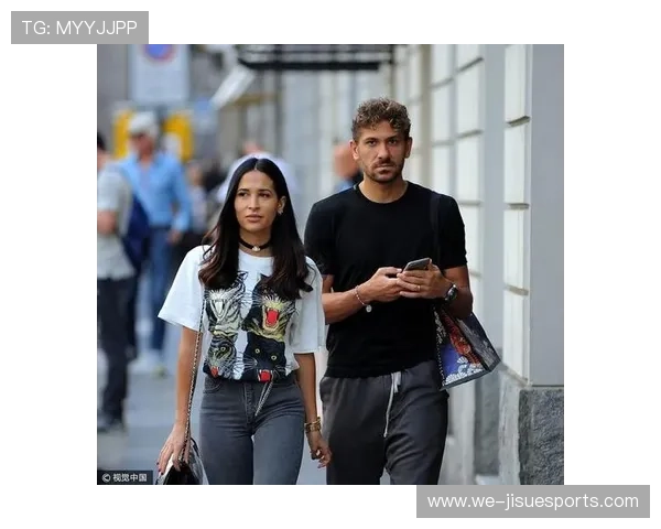 足球球星携爱妻甜蜜合影,幸福时刻尽显夫妻情深 足球球星携爱妻甜蜜合影,幸福时刻尽显夫妻情深