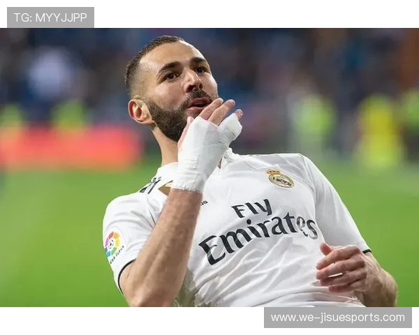 足球球星自拍动作详解:解锁明星背后的拍摄技巧与创意瞬间 足球球星自拍动作详解:解锁明星背后的拍摄技巧与创意瞬间